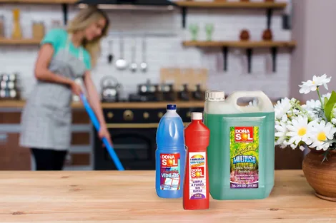 Productos Doña Sol sobre una mesada: limpia vidrios, limpiador cremoso y limpiador multiuso